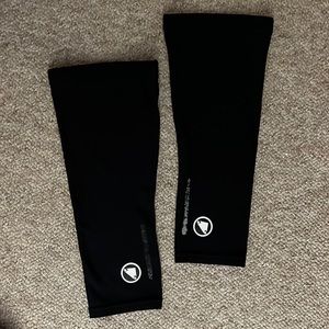 Endura knee warmers size large.